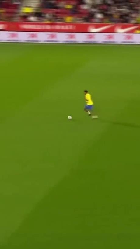 45歲還開(kāi)掛！小羅再現(xiàn)牛尾巴過(guò)人，微笑單挑門(mén)將輕松打進(jìn)